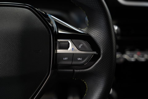 Peugeot e-208 EV GT 350 50 kWh 136PK | Camera | Stoelverwarming | Navi | Dodehoek | 17'' LM NAP!