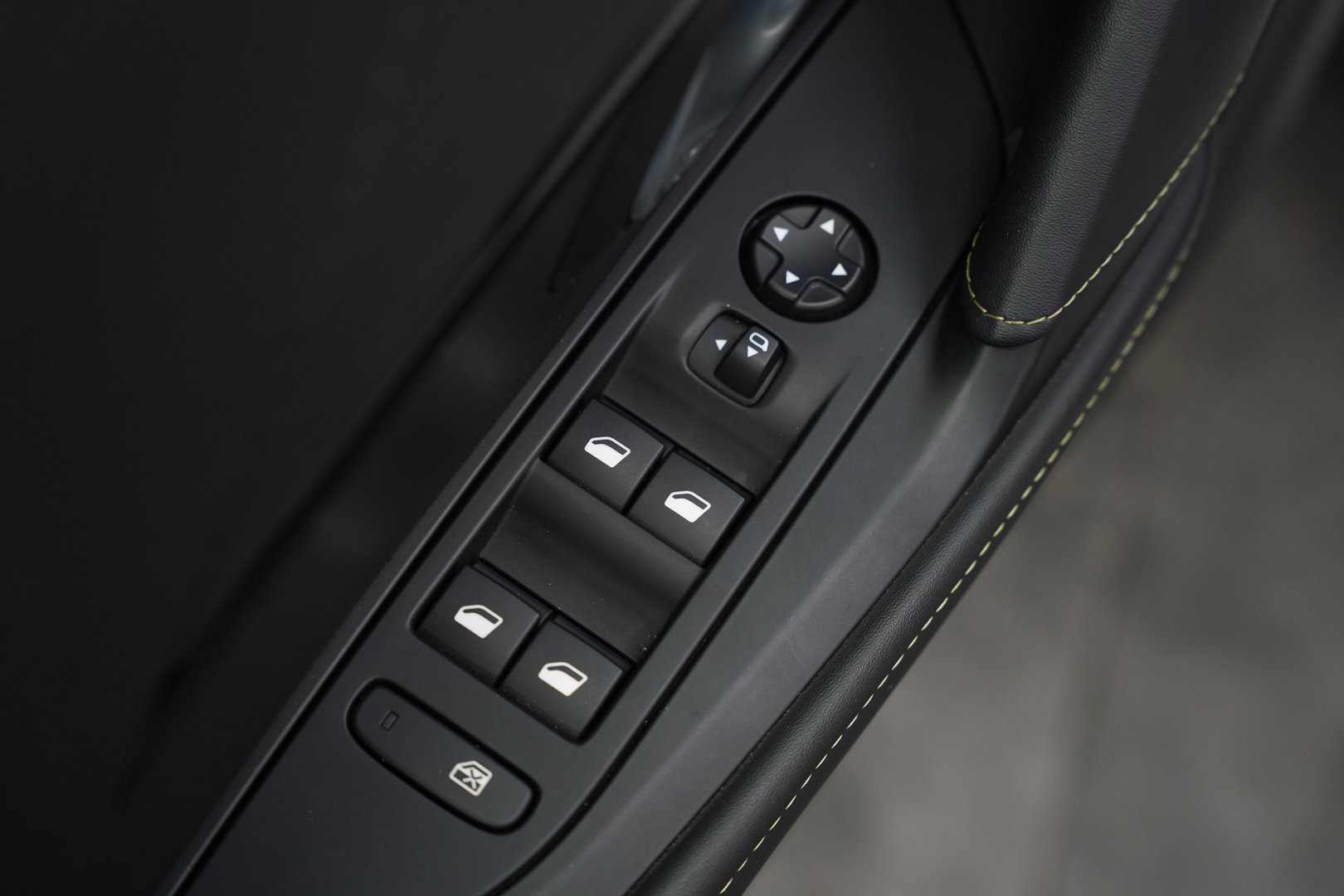 Peugeot e-208 EV GT 350 50 kWh 136PK | Camera | Stoelverwarming | Navi | Dodehoek | 17'' LM NAP!