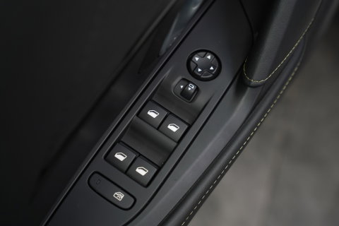 Peugeot e-208 EV GT 350 50 kWh 136PK | Camera | Stoelverwarming | Navi | Dodehoek | 17'' LM NAP!