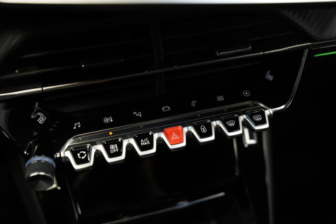 Peugeot e-208 EV GT 350 50 kWh 136PK | Camera | Stoelverwarming | Navi | Dodehoek | 17'' LM NAP!