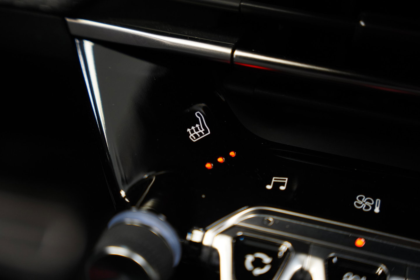 Peugeot e-208 EV GT 350 50 kWh 136PK | Camera | Stoelverwarming | Navi | Dodehoek | 17'' LM NAP!