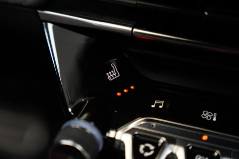 Peugeot e-208 EV GT 350 50 kWh 136PK | Camera | Stoelverwarming | Navi | Dodehoek | 17'' LM NAP!