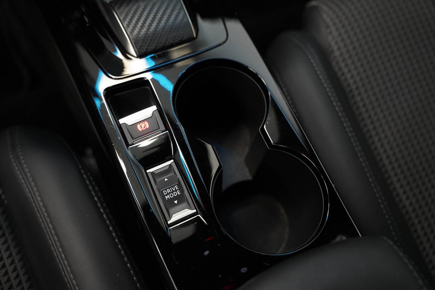 Peugeot e-208 EV GT 350 50 kWh 136PK | Camera | Stoelverwarming | Navi | Dodehoek | 17'' LM NAP!