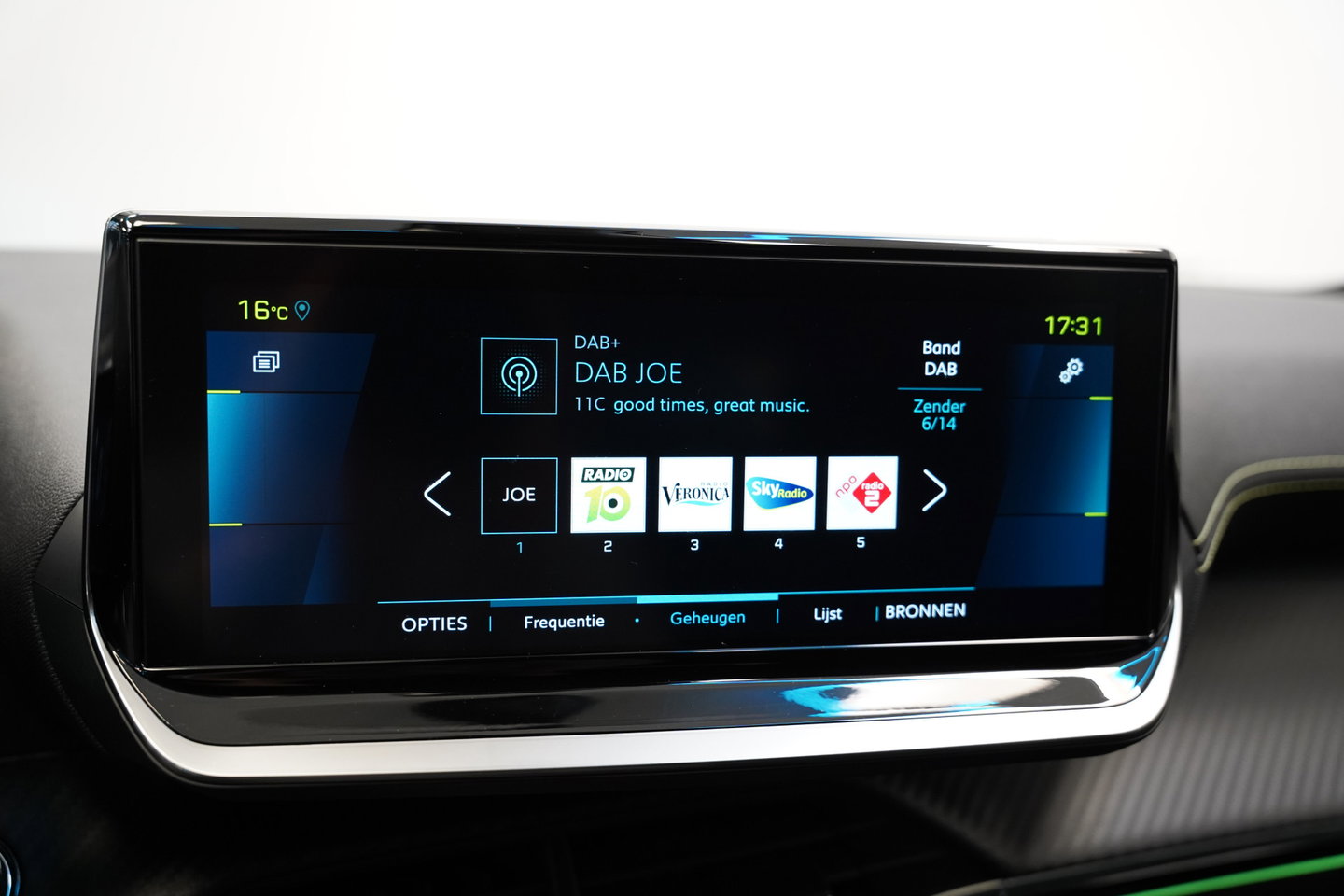 Peugeot e-208 EV GT 350 50 kWh 136PK | Camera | Stoelverwarming | Navi | Dodehoek | 17'' LM NAP!