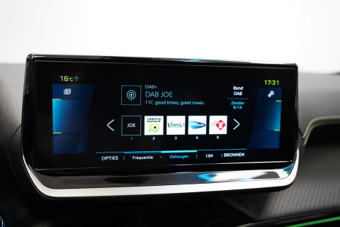 Peugeot e-208 EV GT 350 50 kWh 136PK | Camera | Stoelverwarming | Navi | Dodehoek | 17'' LM NAP!