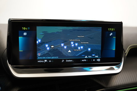 Peugeot e-208 EV GT 350 50 kWh 136PK | Camera | Stoelverwarming | Navi | Dodehoek | 17'' LM NAP!