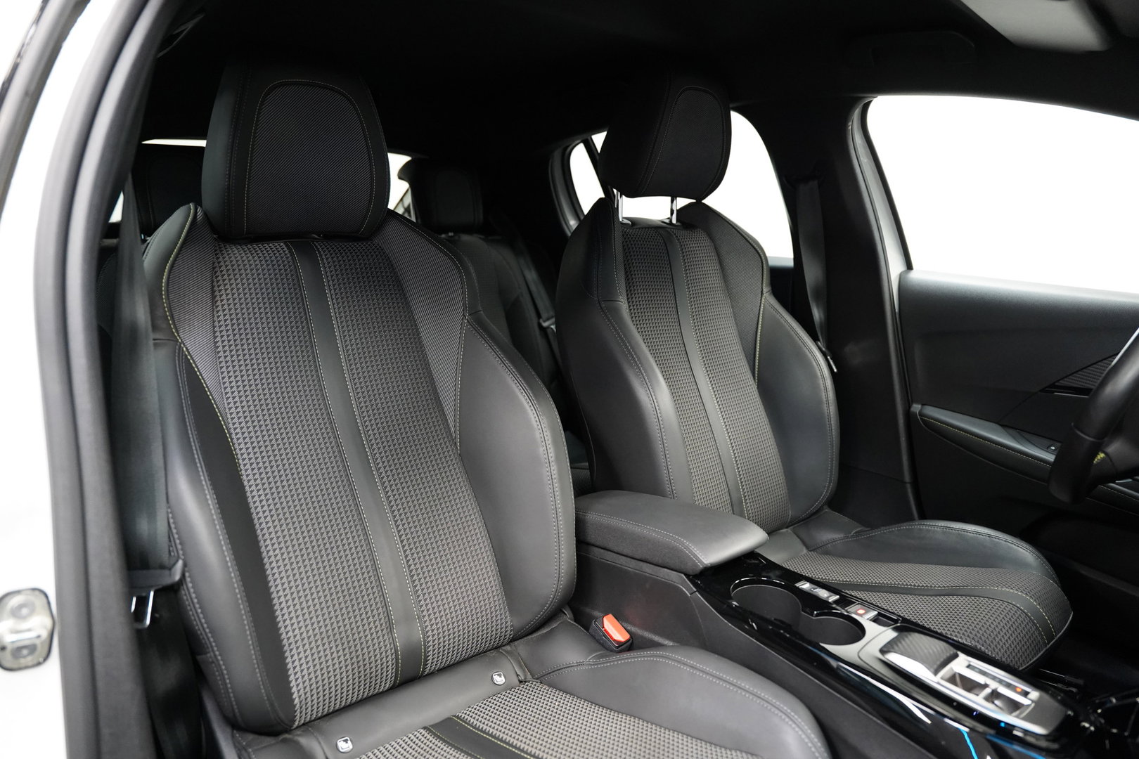Peugeot e-208 EV GT 350 50 kWh 136PK | Camera | Stoelverwarming | Navi | Dodehoek | 17'' LM NAP!