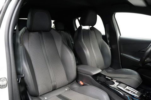Peugeot e-208 EV GT 350 50 kWh 136PK | Camera | Stoelverwarming | Navi | Dodehoek | 17'' LM NAP!