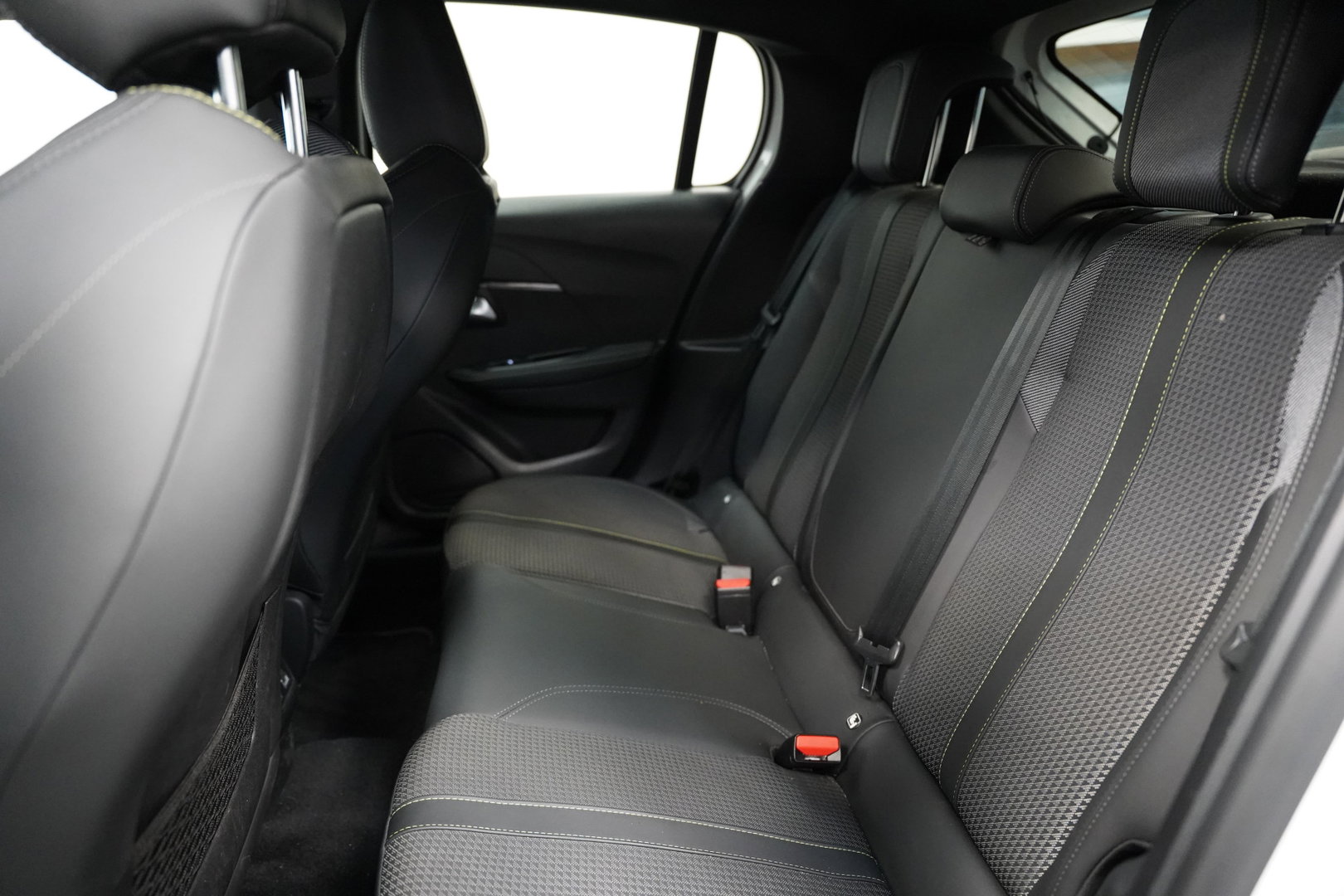 Peugeot e-208 EV GT 350 50 kWh 136PK | Camera | Stoelverwarming | Navi | Dodehoek | 17'' LM NAP!