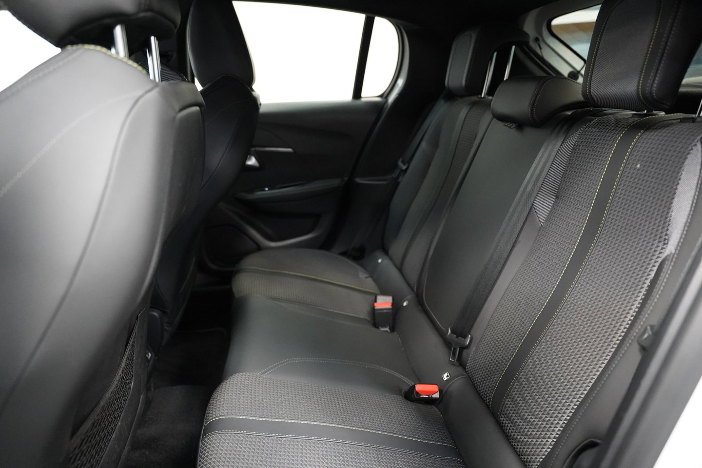 Peugeot e-208 EV GT 350 50 kWh 136PK | Camera | Stoelverwarming | Navi | Dodehoek | 17'' LM NAP!
