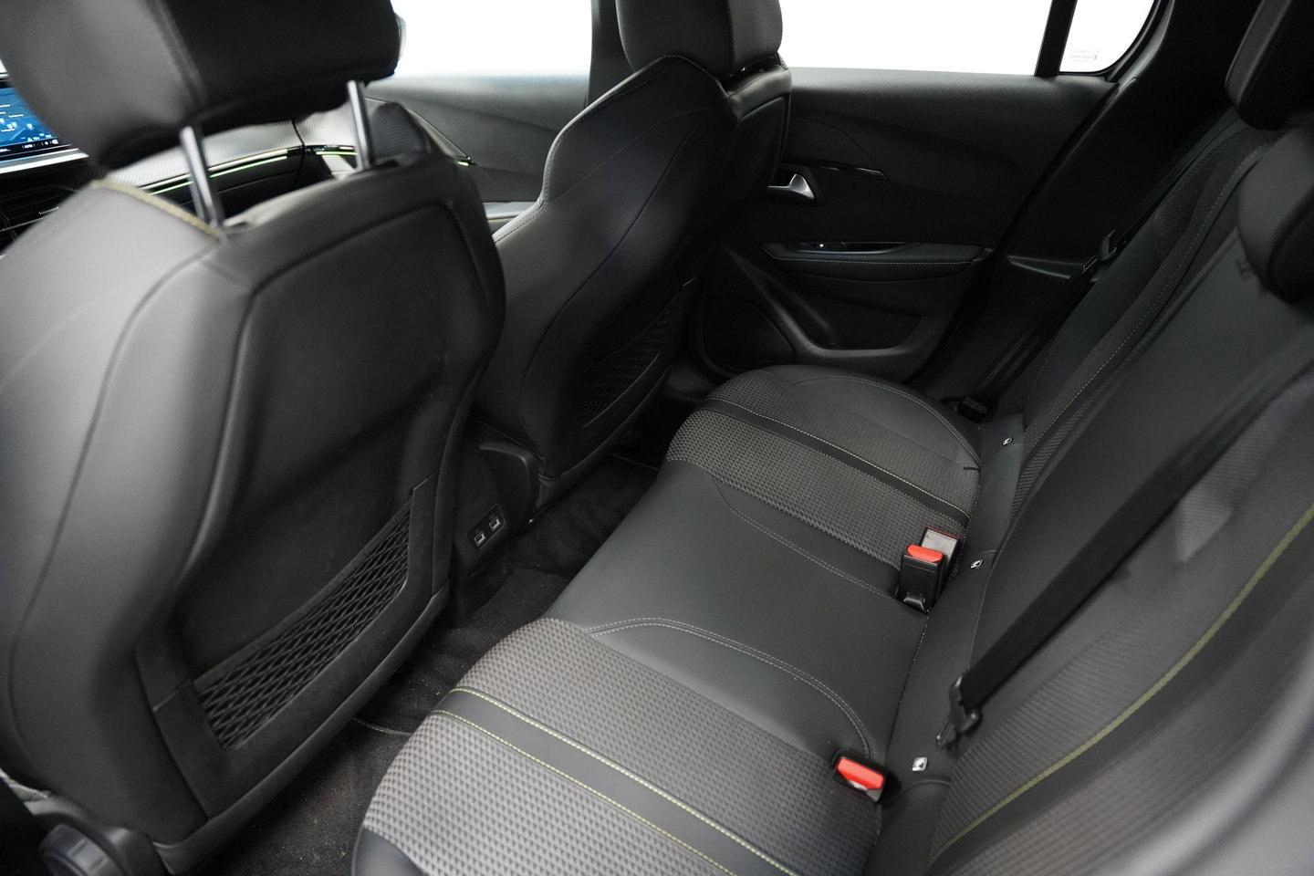 Peugeot e-208 EV GT 350 50 kWh 136PK | Camera | Stoelverwarming | Navi | Dodehoek | 17'' LM NAP!