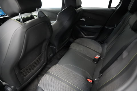 Peugeot e-208 EV GT 350 50 kWh 136PK | Camera | Stoelverwarming | Navi | Dodehoek | 17'' LM NAP!