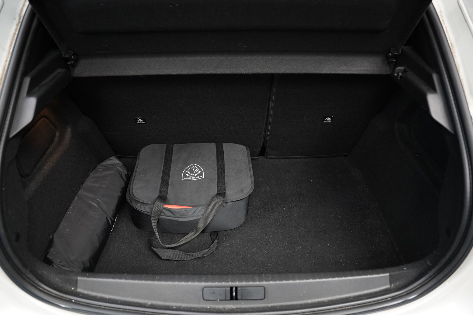 Peugeot e-208 EV GT 350 50 kWh 136PK | Camera | Stoelverwarming | Navi | Dodehoek | 17'' LM NAP!