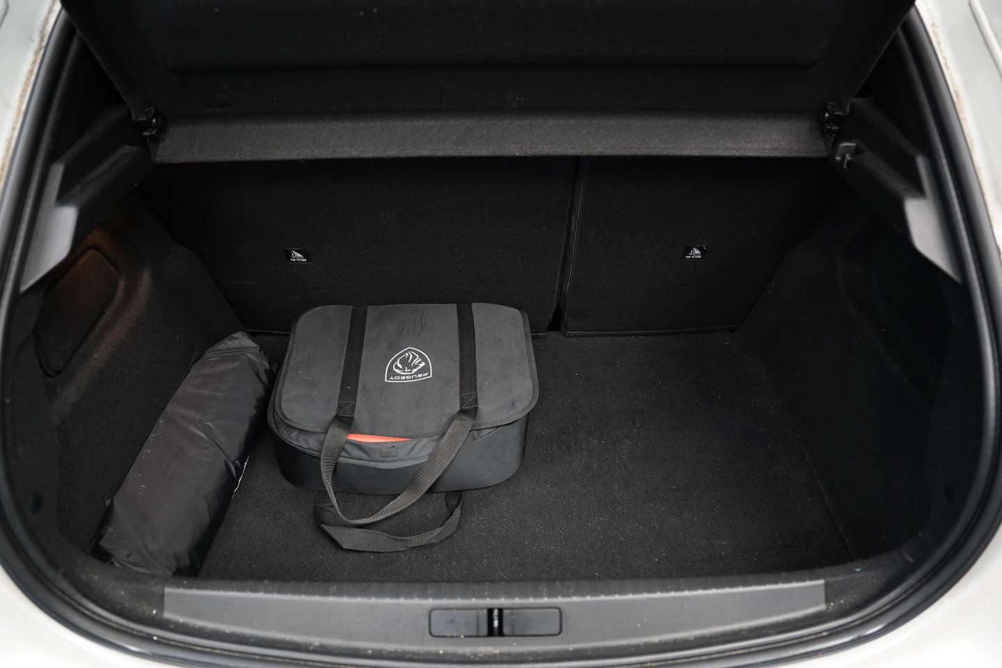 Peugeot e-208 EV GT 350 50 kWh 136PK | Camera | Stoelverwarming | Navi | Dodehoek | 17'' LM NAP!