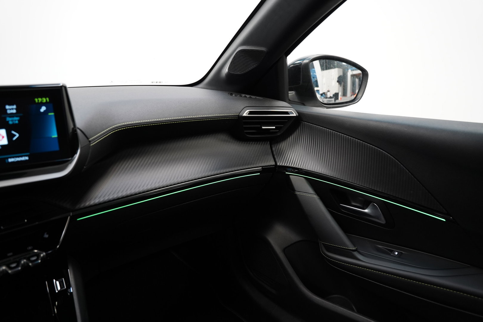 Peugeot e-208 EV GT 350 50 kWh 136PK | Camera | Stoelverwarming | Navi | Dodehoek | 17'' LM NAP!