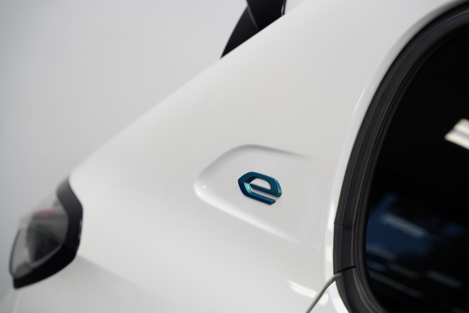 Peugeot e-208 EV GT 350 50 kWh 136PK | Camera | Stoelverwarming | Navi | Dodehoek | 17'' LM NAP!