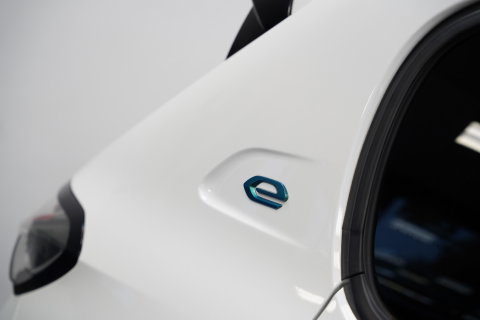 Peugeot e-208 EV GT 350 50 kWh 136PK | Camera | Stoelverwarming | Navi | Dodehoek | 17'' LM NAP!