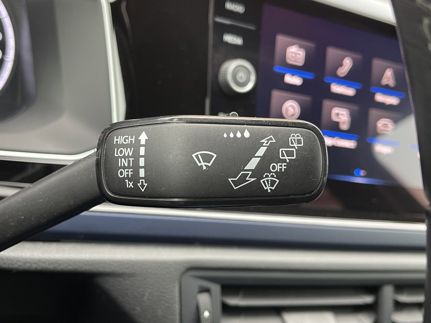 Volkswagen Polo 1.0 TSI Highline Business R | Cruise Control | Draadloze Apple Carplay/Android Auto | DAB | Stoelverwarming | Front Assist | Navigatie | Airconditioning |