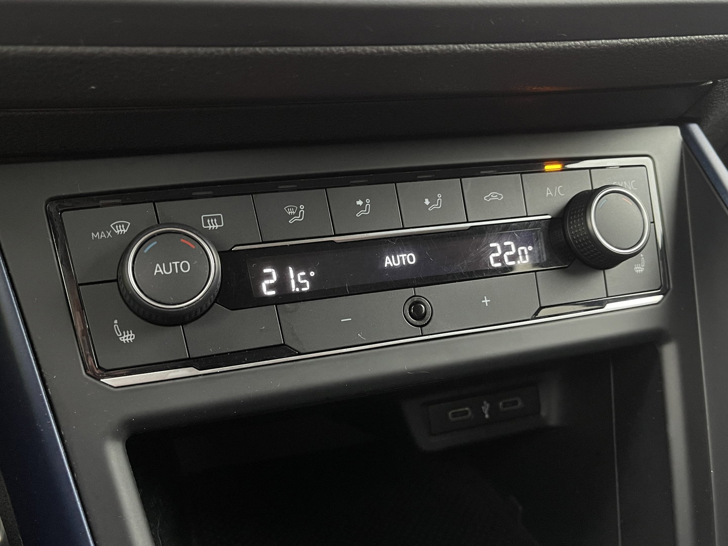 Volkswagen Polo 1.0 TSI Highline Business R | Cruise Control | Draadloze Apple Carplay/Android Auto | DAB | Stoelverwarming | Front Assist | Navigatie | Airconditioning |
