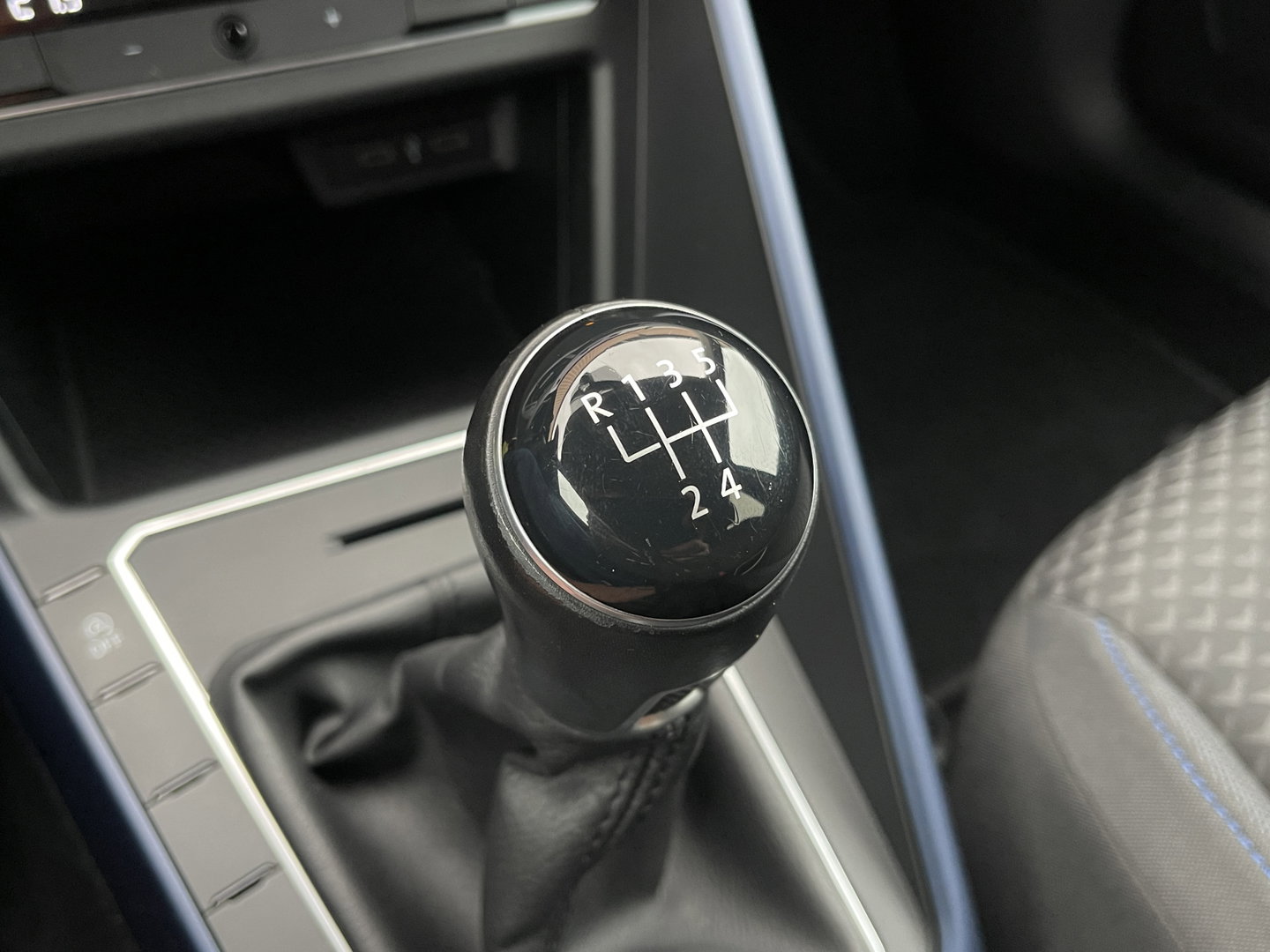 Volkswagen Polo 1.0 TSI Highline Business R | Cruise Control | Draadloze Apple Carplay/Android Auto | DAB | Stoelverwarming | Front Assist | Navigatie | Airconditioning |