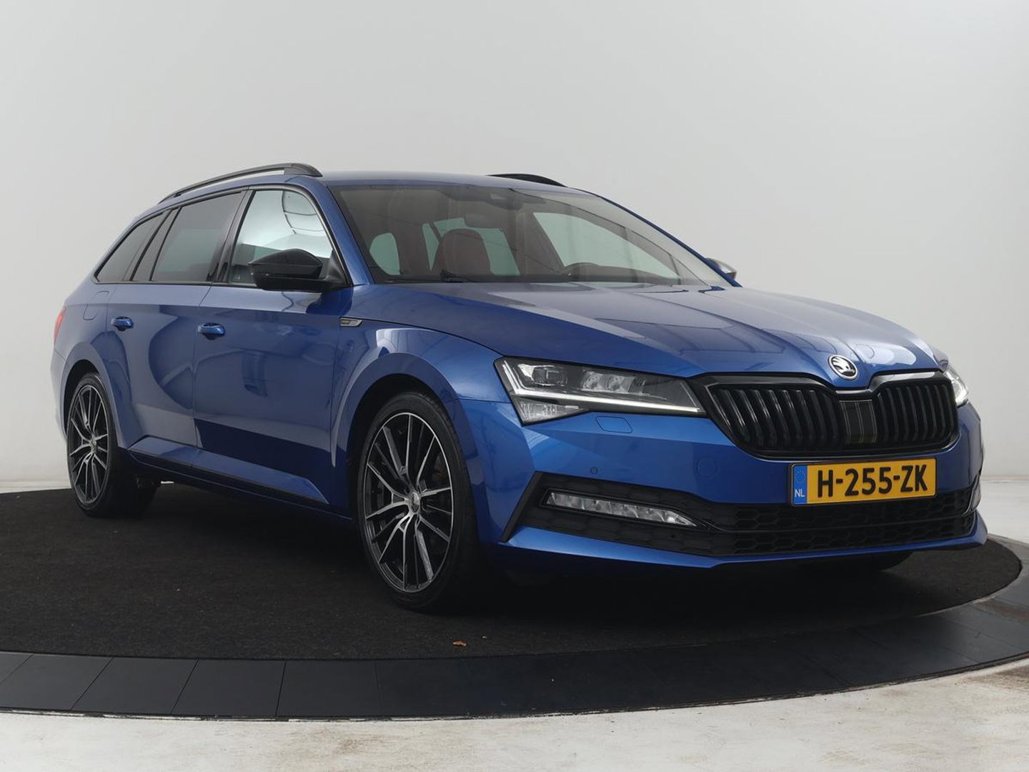 Škoda Superb Combi 1.5 TSI ACT Sportline Business | Leder/alcantara | Memory | Stoelverwarming | Virtueel dashboard | Park assist | Carplay | Navigatie | Climate control | Sfeerverlichting | Elektrische achterklep
