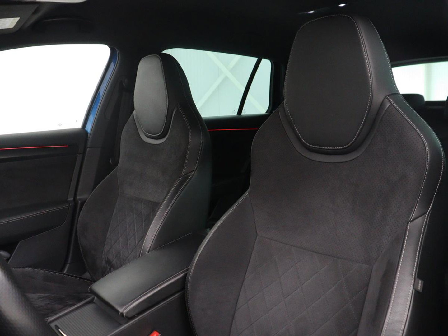 Škoda Superb Combi 1.5 TSI ACT Sportline Business | Leder/alcantara | Memory | Stoelverwarming | Virtueel dashboard | Park assist | Carplay | Navigatie | Climate control | Sfeerverlichting | Elektrische achterklep