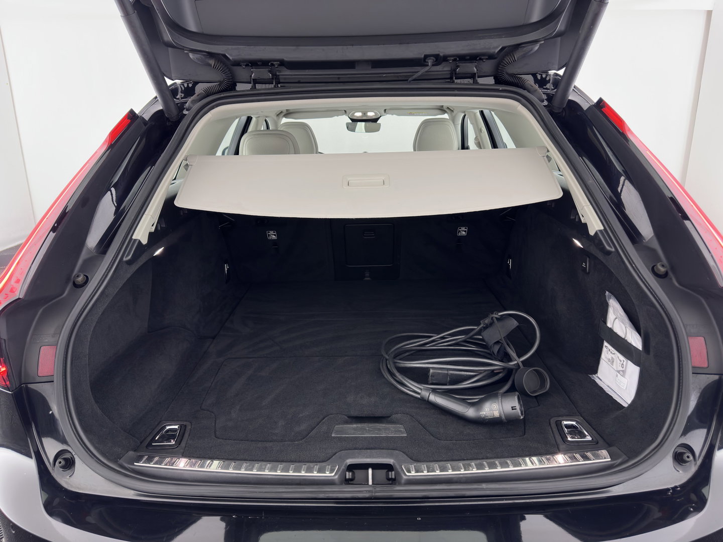 Volvo V90 2.0 T6 Plug-in hybrid AWD Ultimate Bright {SoH-96%} (INCL.BTW) Aut. *PANO | HEAD-UP | LEATHER | FULL-LED | BOWERS&WILKINS | MEMORY-PACK | CAMERA | KEYLESS | HEATED-COMFORTSEATS | BLIND-SPOT | DIGI-COCKPIT | CARPLAY | NAVI-FULLMAP | 20''ALU*