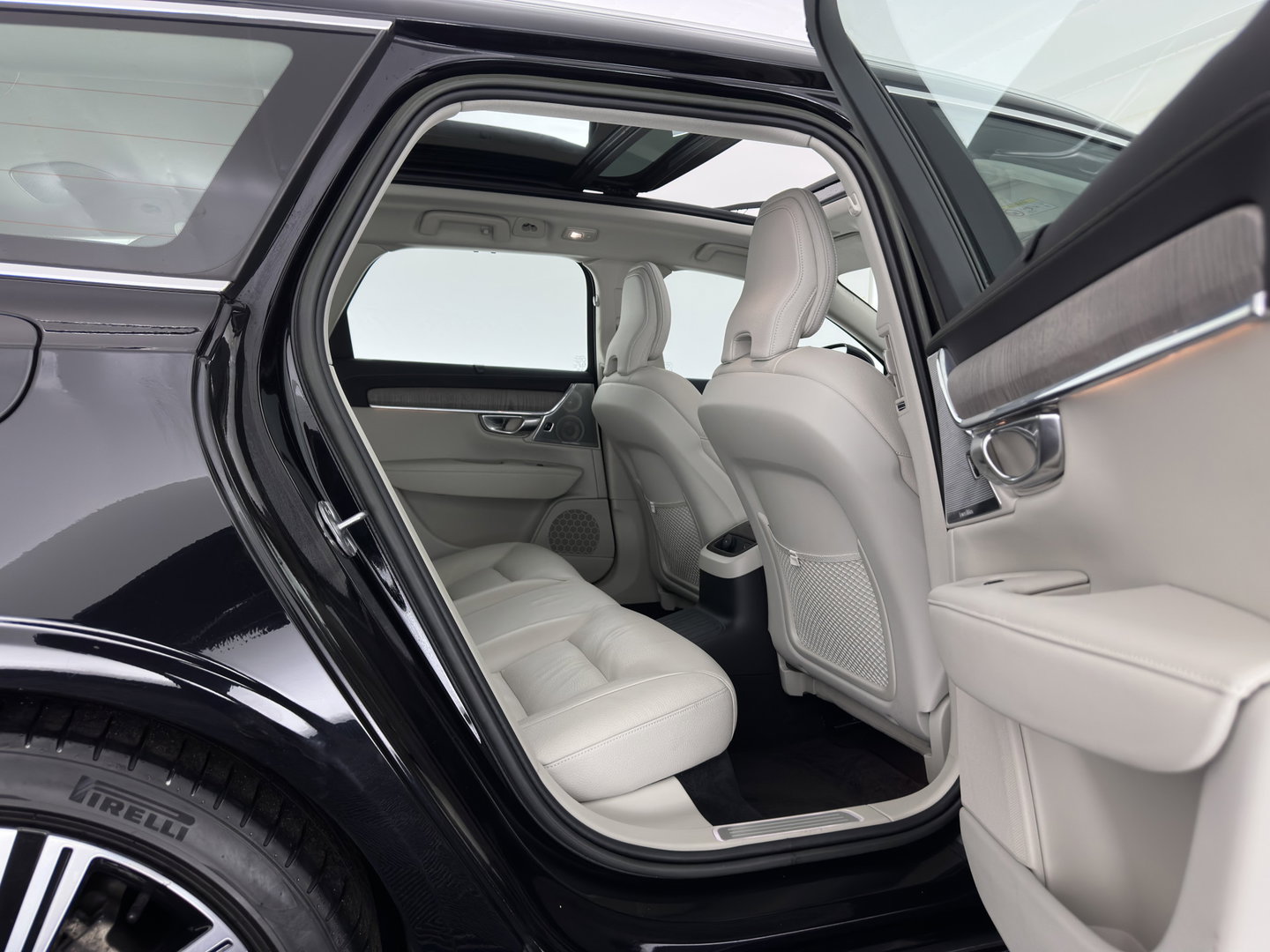 Volvo V90 2.0 T6 Plug-in hybrid AWD Ultimate Bright {SoH-96%} (INCL.BTW) Aut. *PANO | HEAD-UP | LEATHER | FULL-LED | BOWERS&WILKINS | MEMORY-PACK | CAMERA | KEYLESS | HEATED-COMFORTSEATS | BLIND-SPOT | DIGI-COCKPIT | CARPLAY | NAVI-FULLMAP | 20''ALU*
