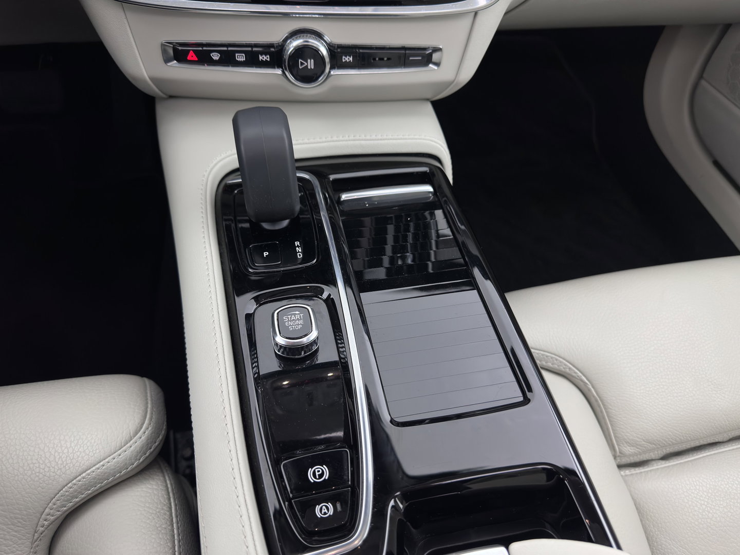 Volvo V90 2.0 T6 Plug-in hybrid AWD Ultimate Bright {SoH-96%} (INCL.BTW) Aut. *PANO | HEAD-UP | LEATHER | FULL-LED | BOWERS&WILKINS | MEMORY-PACK | CAMERA | KEYLESS | HEATED-COMFORTSEATS | BLIND-SPOT | DIGI-COCKPIT | CARPLAY | NAVI-FULLMAP | 20''ALU*