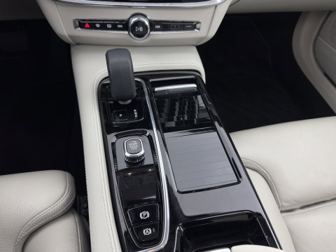 Volvo V90 2.0 T6 Plug-in hybrid AWD Ultimate Bright {SoH-96%} (INCL.BTW) Aut. *PANO | HEAD-UP | LEATHER | FULL-LED | BOWERS&WILKINS | MEMORY-PACK | CAMERA | KEYLESS | HEATED-COMFORTSEATS | BLIND-SPOT | DIGI-COCKPIT | CARPLAY | NAVI-FULLMAP | 20''ALU*