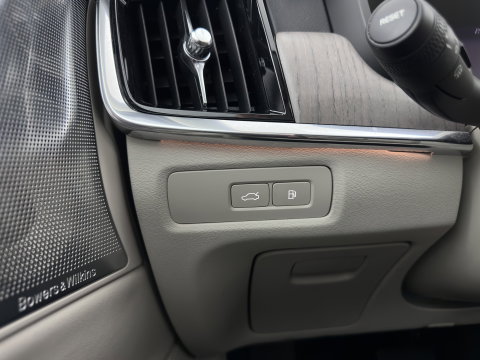 Volvo V90 2.0 T6 Plug-in hybrid AWD Ultimate Bright {SoH-96%} (INCL.BTW) Aut. *PANO | HEAD-UP | LEATHER | FULL-LED | BOWERS&WILKINS | MEMORY-PACK | CAMERA | KEYLESS | HEATED-COMFORTSEATS | BLIND-SPOT | DIGI-COCKPIT | CARPLAY | NAVI-FULLMAP | 20''ALU*