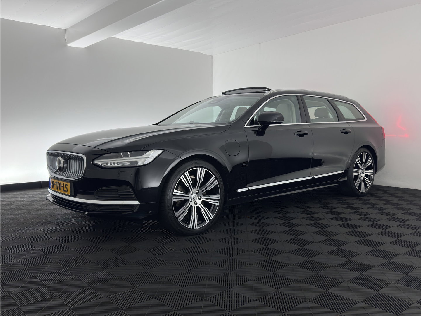 Volvo V90 2.0 T6 Plug-in hybrid AWD Ultimate Bright {SoH-96%} (INCL.BTW) Aut. *PANO | HEAD-UP | LEATHER | FULL-LED | BOWERS&WILKINS | MEMORY-PACK | CAMERA | KEYLESS | HEATED-COMFORTSEATS | BLIND-SPOT | DIGI-COCKPIT | CARPLAY | NAVI-FULLMAP | 20''ALU*