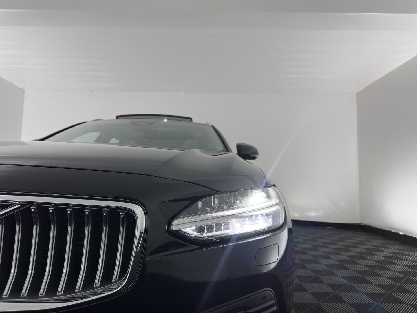 Volvo V90 2.0 T6 Plug-in hybrid AWD Ultimate Bright {SoH-96%} (INCL.BTW) Aut. *PANO | HEAD-UP | LEATHER | FULL-LED | BOWERS&WILKINS | MEMORY-PACK | CAMERA | KEYLESS | HEATED-COMFORTSEATS | BLIND-SPOT | DIGI-COCKPIT | CARPLAY | NAVI-FULLMAP | 20''ALU*