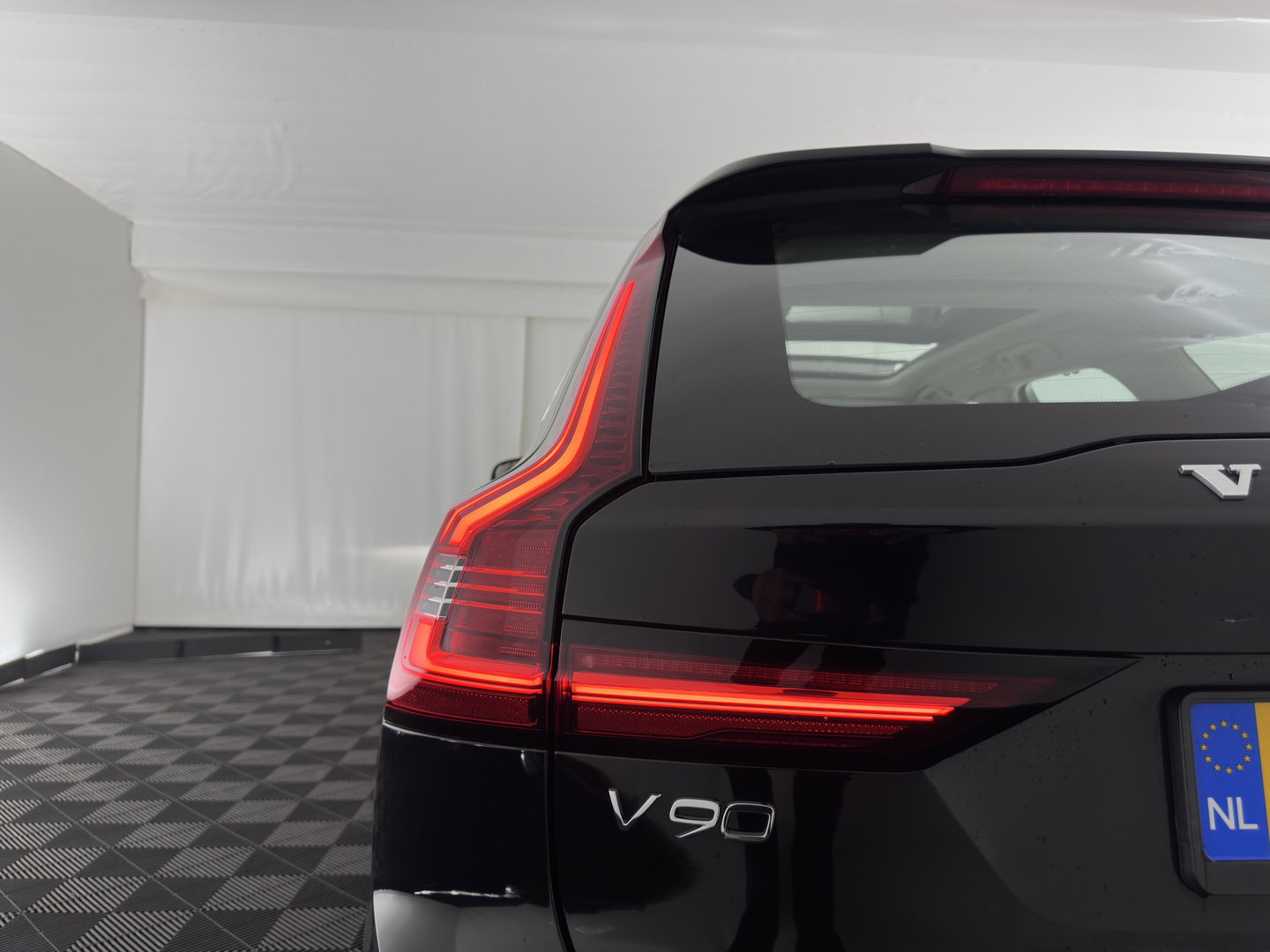 Volvo V90 2.0 T6 Plug-in hybrid AWD Ultimate Bright {SoH-96%} (INCL.BTW) Aut. *PANO | HEAD-UP | LEATHER | FULL-LED | BOWERS&WILKINS | MEMORY-PACK | CAMERA | KEYLESS | HEATED-COMFORTSEATS | BLIND-SPOT | DIGI-COCKPIT | CARPLAY | NAVI-FULLMAP | 20''ALU*