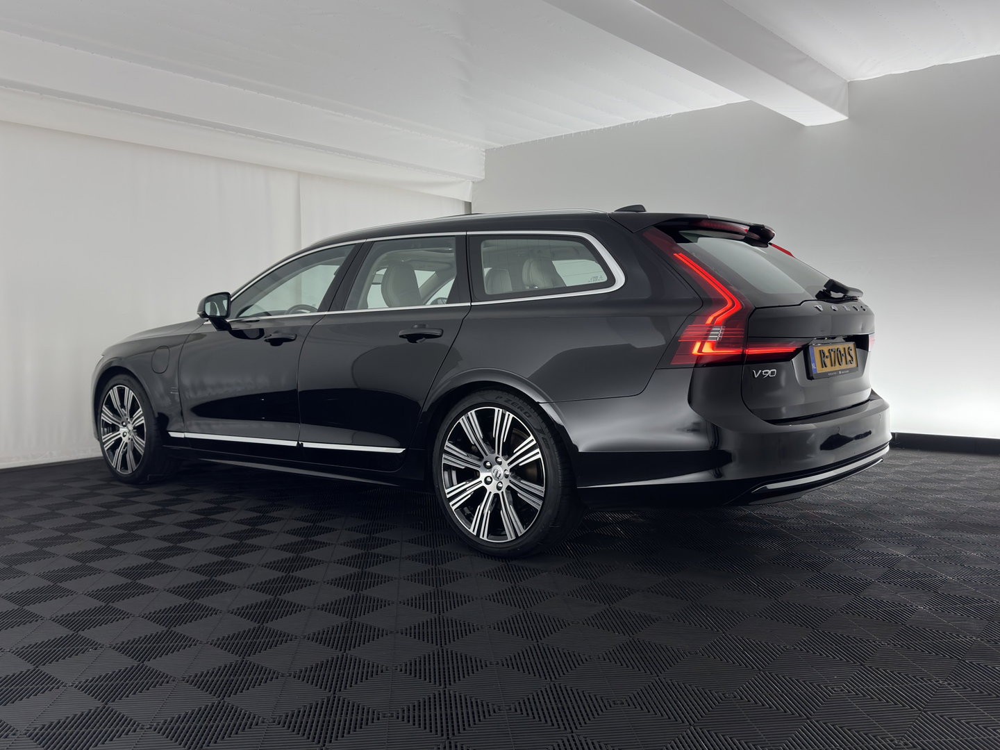 Volvo V90 2.0 T6 Plug-in hybrid AWD Ultimate Bright {SoH-96%} (INCL.BTW) Aut. *PANO | HEAD-UP | LEATHER | FULL-LED | BOWERS&WILKINS | MEMORY-PACK | CAMERA | KEYLESS | HEATED-COMFORTSEATS | BLIND-SPOT | DIGI-COCKPIT | CARPLAY | NAVI-FULLMAP | 20''ALU*