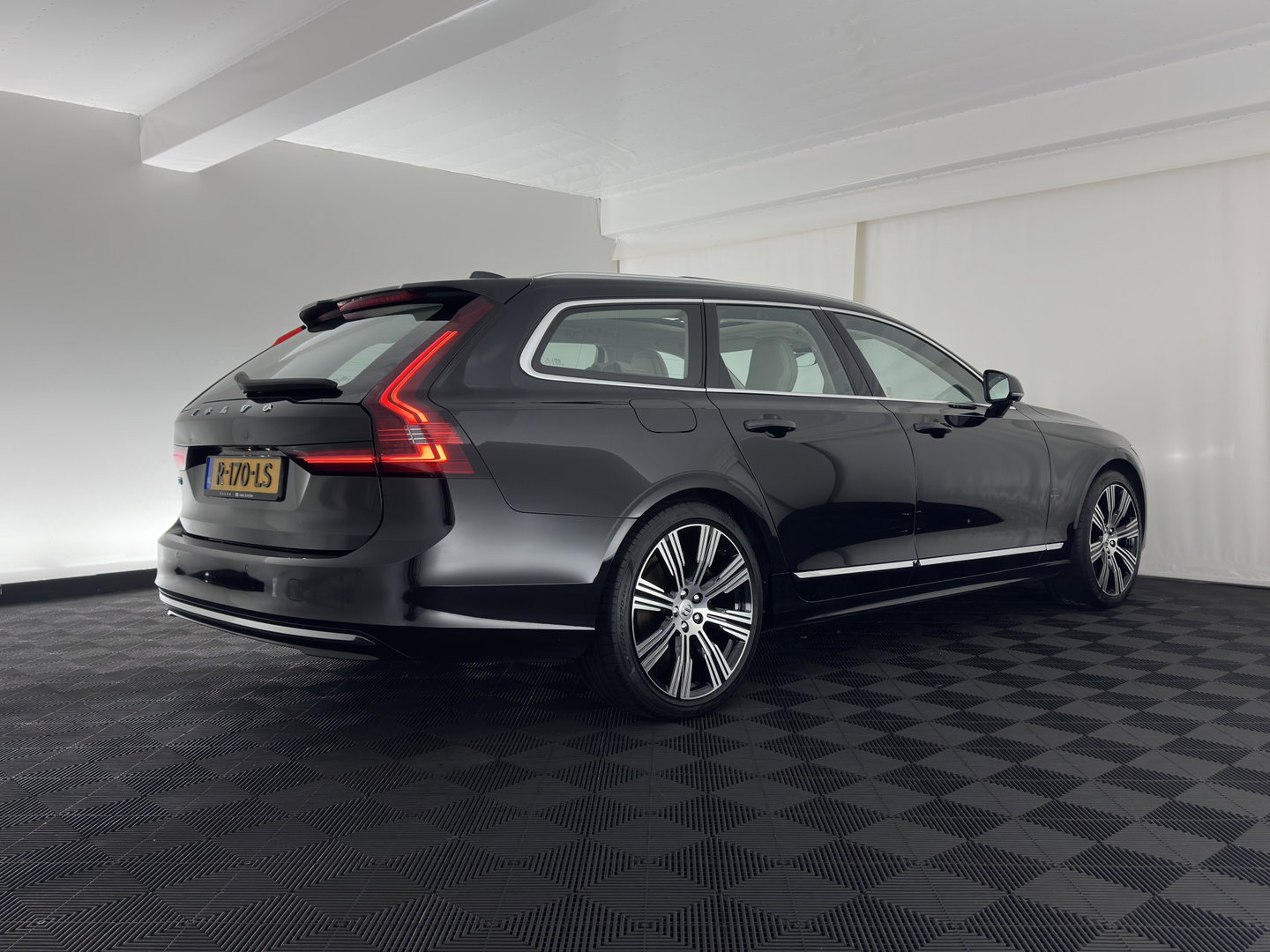 Volvo V90 2.0 T6 Plug-in hybrid AWD Ultimate Bright {SoH-96%} (INCL.BTW) Aut. *PANO | HEAD-UP | LEATHER | FULL-LED | BOWERS&WILKINS | MEMORY-PACK | CAMERA | KEYLESS | HEATED-COMFORTSEATS | BLIND-SPOT | DIGI-COCKPIT | CARPLAY | NAVI-FULLMAP | 20''ALU*