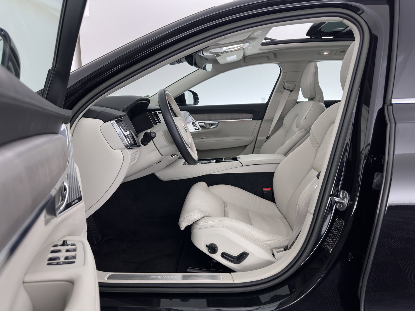 Volvo V90 2.0 T6 Plug-in hybrid AWD Ultimate Bright {SoH-96%} (INCL.BTW) Aut. *PANO | HEAD-UP | LEATHER | FULL-LED | BOWERS&WILKINS | MEMORY-PACK | CAMERA | KEYLESS | HEATED-COMFORTSEATS | BLIND-SPOT | DIGI-COCKPIT | CARPLAY | NAVI-FULLMAP | 20''ALU*