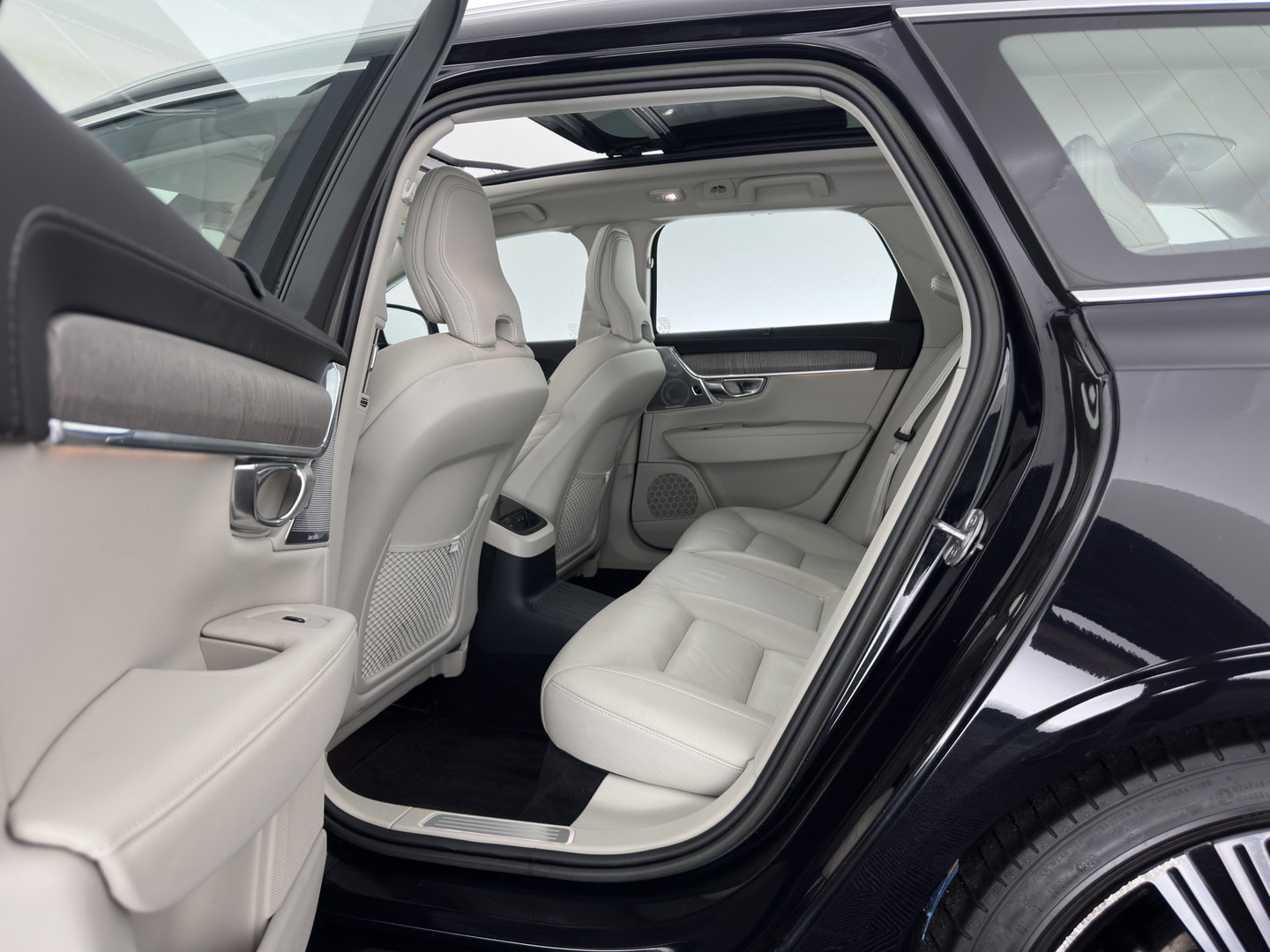 Volvo V90 2.0 T6 Plug-in hybrid AWD Ultimate Bright {SoH-96%} (INCL.BTW) Aut. *PANO | HEAD-UP | LEATHER | FULL-LED | BOWERS&WILKINS | MEMORY-PACK | CAMERA | KEYLESS | HEATED-COMFORTSEATS | BLIND-SPOT | DIGI-COCKPIT | CARPLAY | NAVI-FULLMAP | 20''ALU*