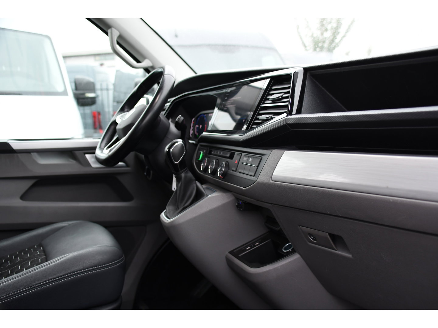 Volkswagen Transporter 2.0 TDI L2H1 30 DC Bulli Virtual, Adaptieve Cruise, Camera, Leder, LED, 2 x Schuifdeur, Stoelverwarming, Automaat, Uniek!
