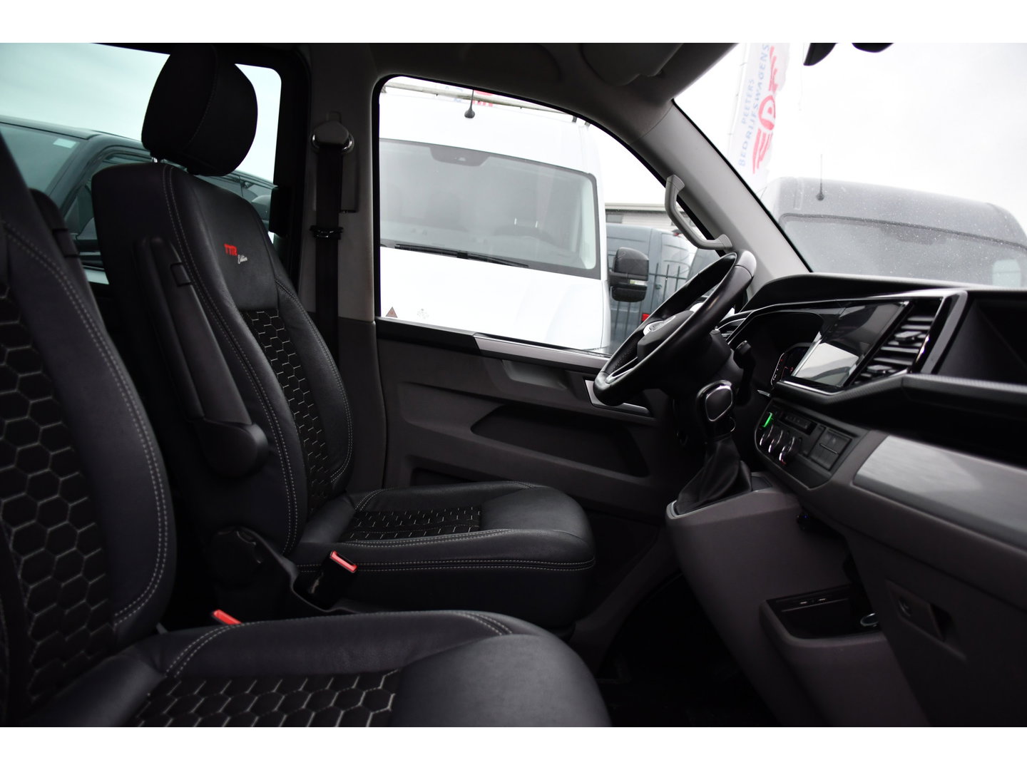 Volkswagen Transporter 2.0 TDI L2H1 30 DC Bulli Virtual, Adaptieve Cruise, Camera, Leder, LED, 2 x Schuifdeur, Stoelverwarming, Automaat, Uniek!