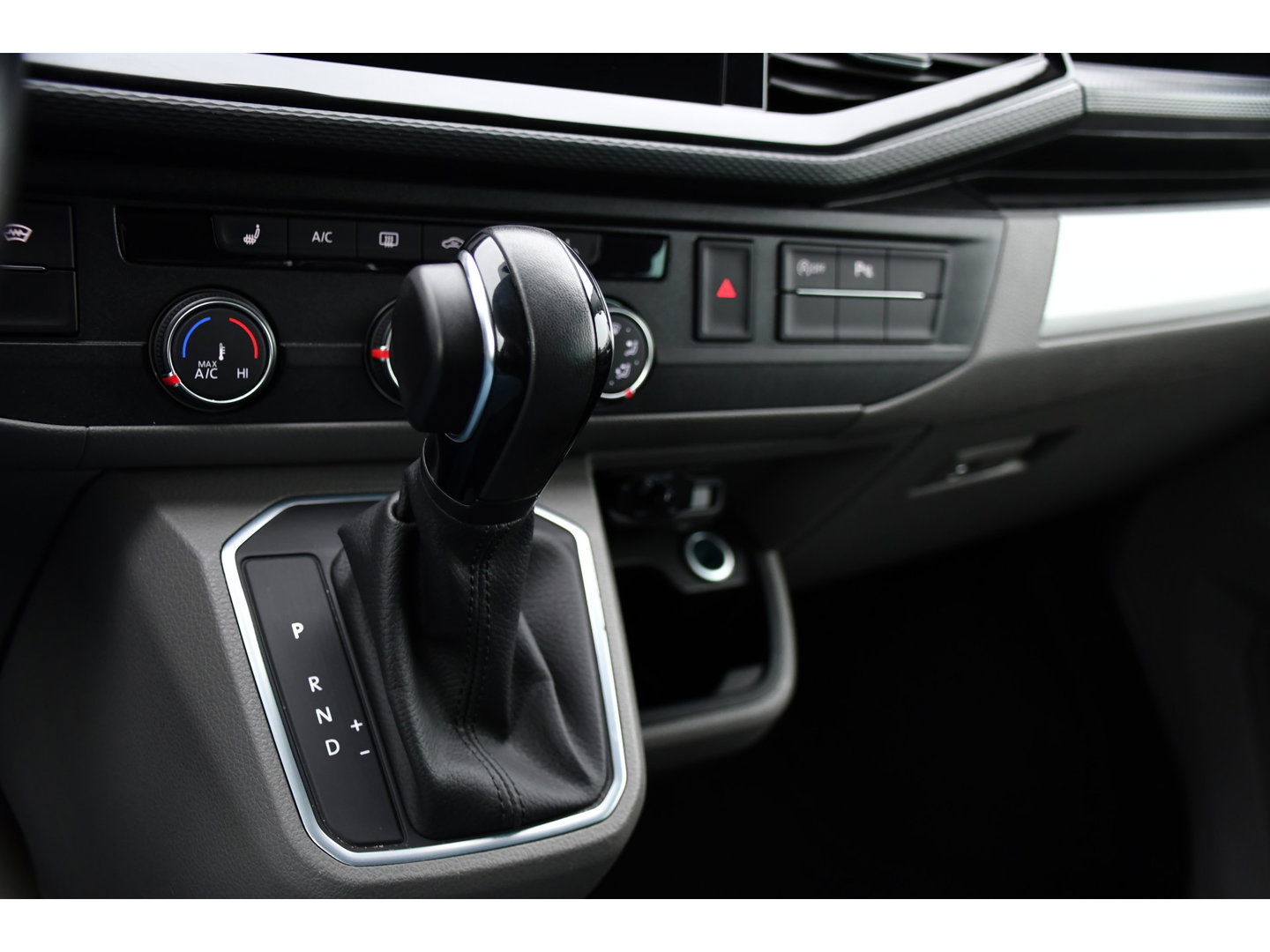 Volkswagen Transporter 2.0 TDI L2H1 30 DC Bulli Virtual, Adaptieve Cruise, Camera, Leder, LED, 2 x Schuifdeur, Stoelverwarming, Automaat, Uniek!