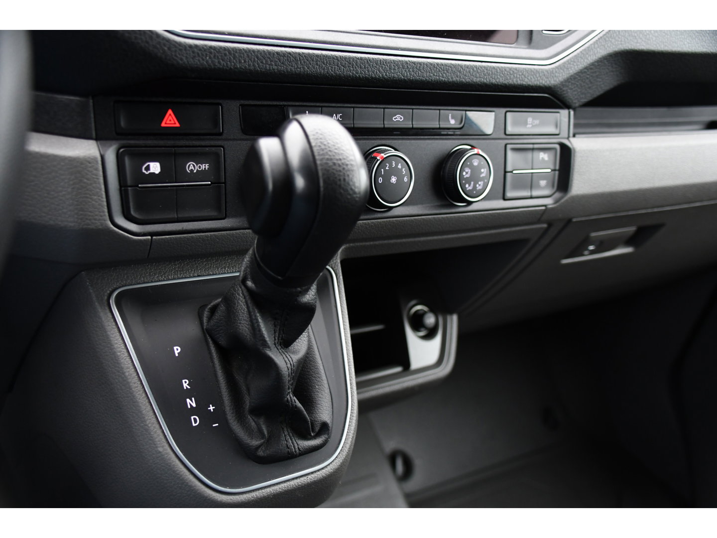 Volkswagen Crafter 35 2.0 TDI L3H3 PB Edition Camrea, Cruise, Carplay, Stoelverwarming, Automaat, 140pk, Geveerde stoel, Sensoren, Uniek!