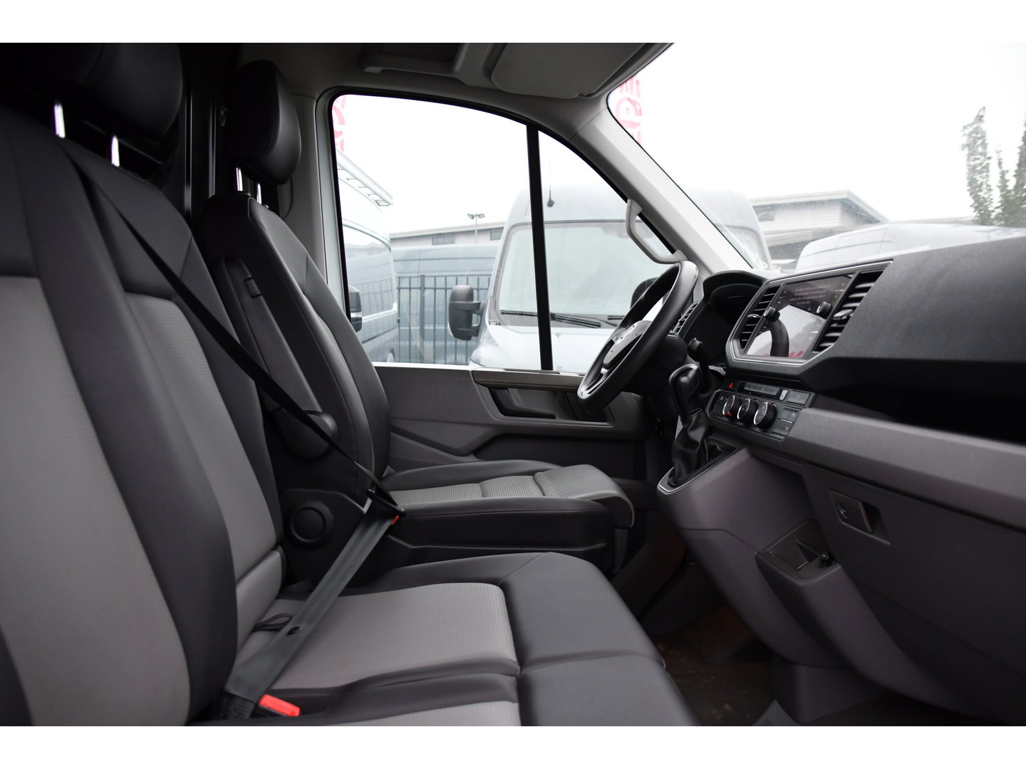 Volkswagen Crafter 35 2.0 TDI L3H3 PB Edition Camrea, Cruise, Carplay, Stoelverwarming, Automaat, 140pk, Geveerde stoel, Sensoren, Uniek!