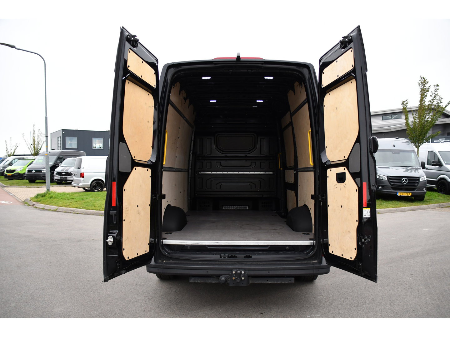 Volkswagen Crafter 35 2.0 TDI L3H3 4Motion Black Edition Adaptieve Cruise, Camera, Carplay, LED, Automaat, 177pk, 4x4, Sensoren, Airco, Uniek!
