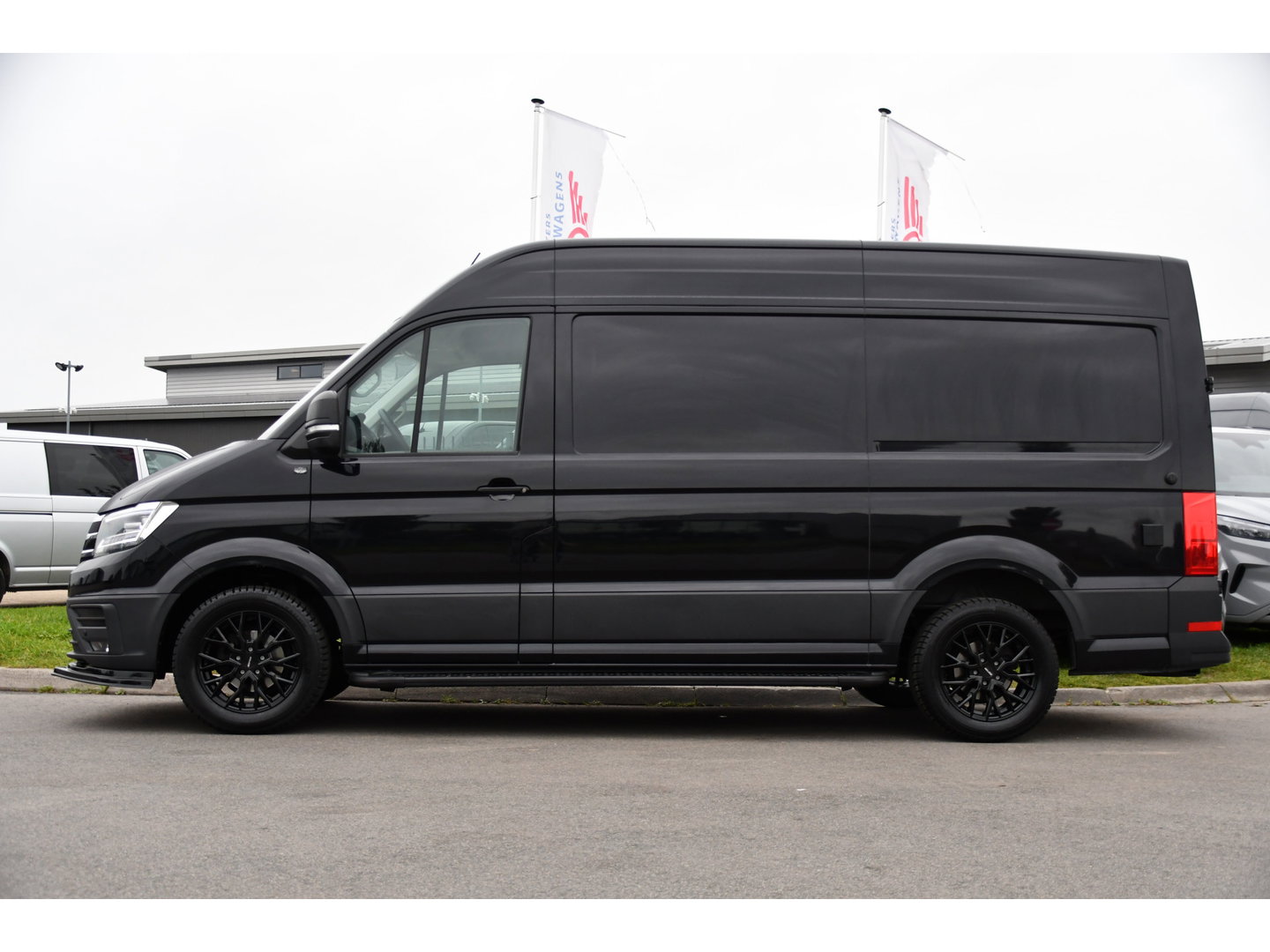 Volkswagen Crafter 35 2.0 TDI L3H3 4Motion Black Edition Adaptieve Cruise, Camera, Carplay, LED, Automaat, 177pk, 4x4, Sensoren, Airco, Uniek!