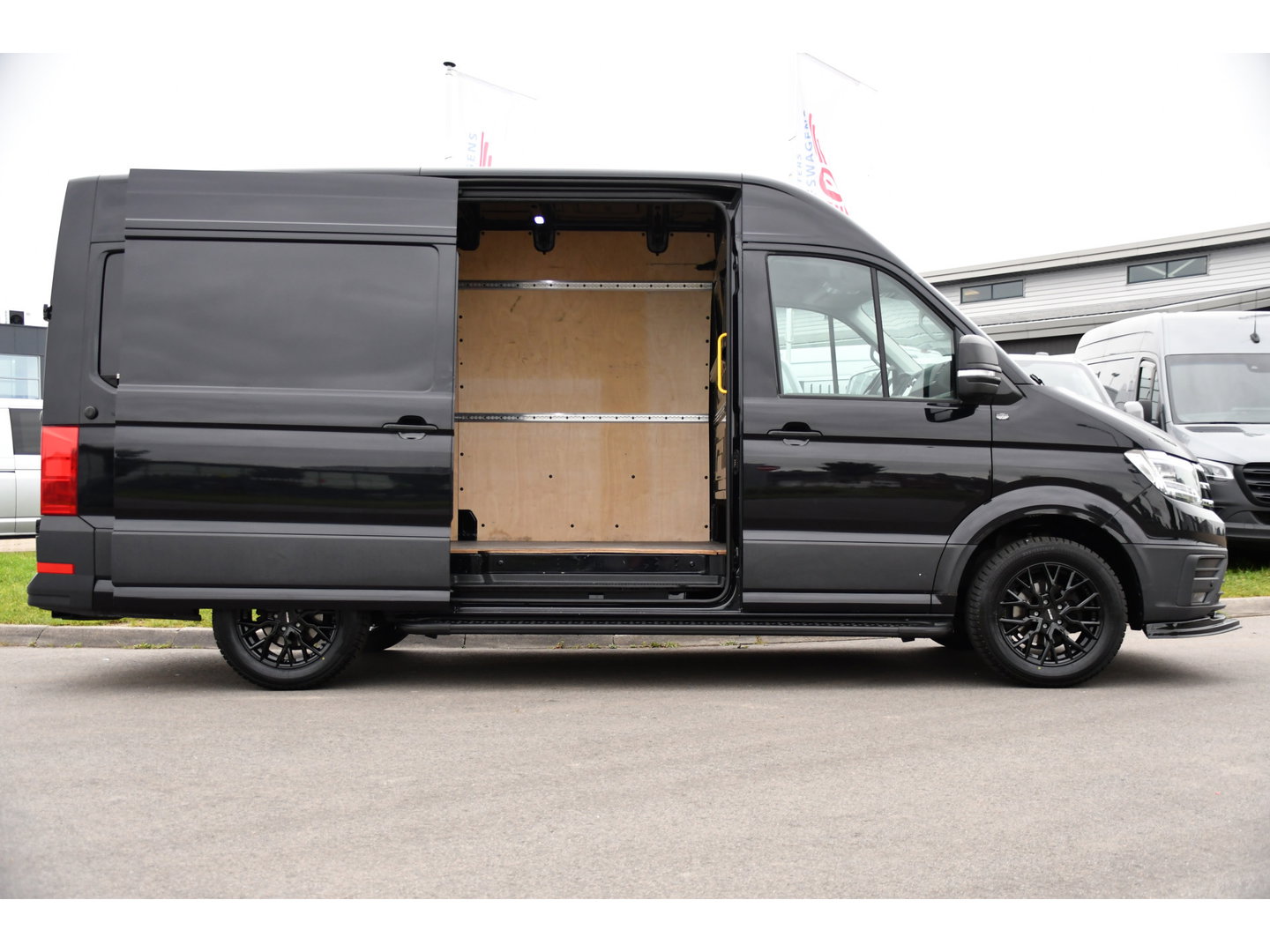 Volkswagen Crafter 35 2.0 TDI L3H3 4Motion Black Edition Adaptieve Cruise, Camera, Carplay, LED, Automaat, 177pk, 4x4, Sensoren, Airco, Uniek!