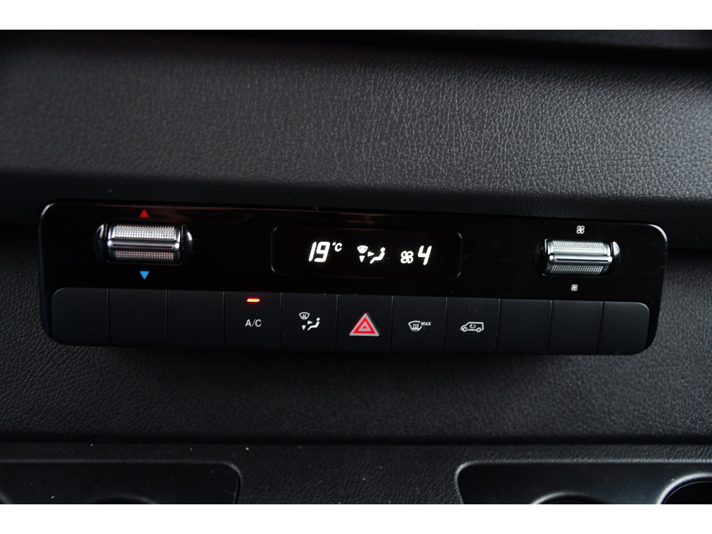 Mercedes-Benz Sprinter 319 3.0 V6 CDI L2H2 RWD AMG Edition Camera, Cruise, Carplay, 190pk, Automaat, Multimedia, LED, Stoelverwarming, Standkachel, Uniek!
