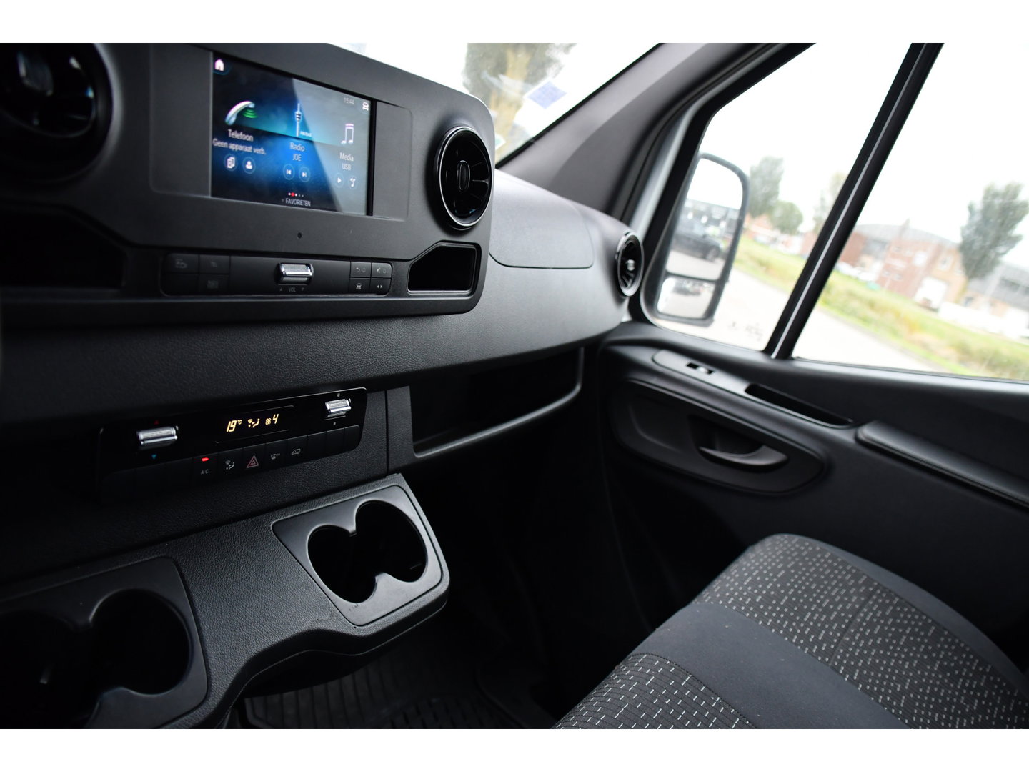 Mercedes-Benz Sprinter 319 3.0 V6 CDI L2H2 RWD AMG Edition Camera, Cruise, Carplay, 190pk, Automaat, Multimedia, LED, Stoelverwarming, Standkachel, Uniek!