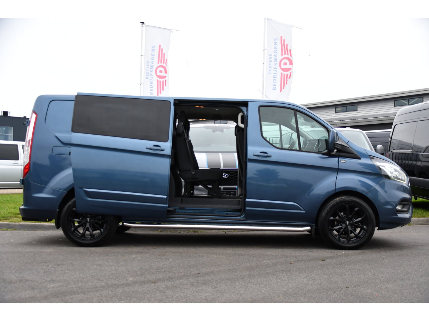 Ford Transit Custom 300 2.0 TDCI L2H1 Limited DC Adaptieve Cruise, Camera, Cruise, 2 x Schuifdeur, 130pk, Automaat, Trekhaak, Stoelverwarming, Sensoren, Uniek!