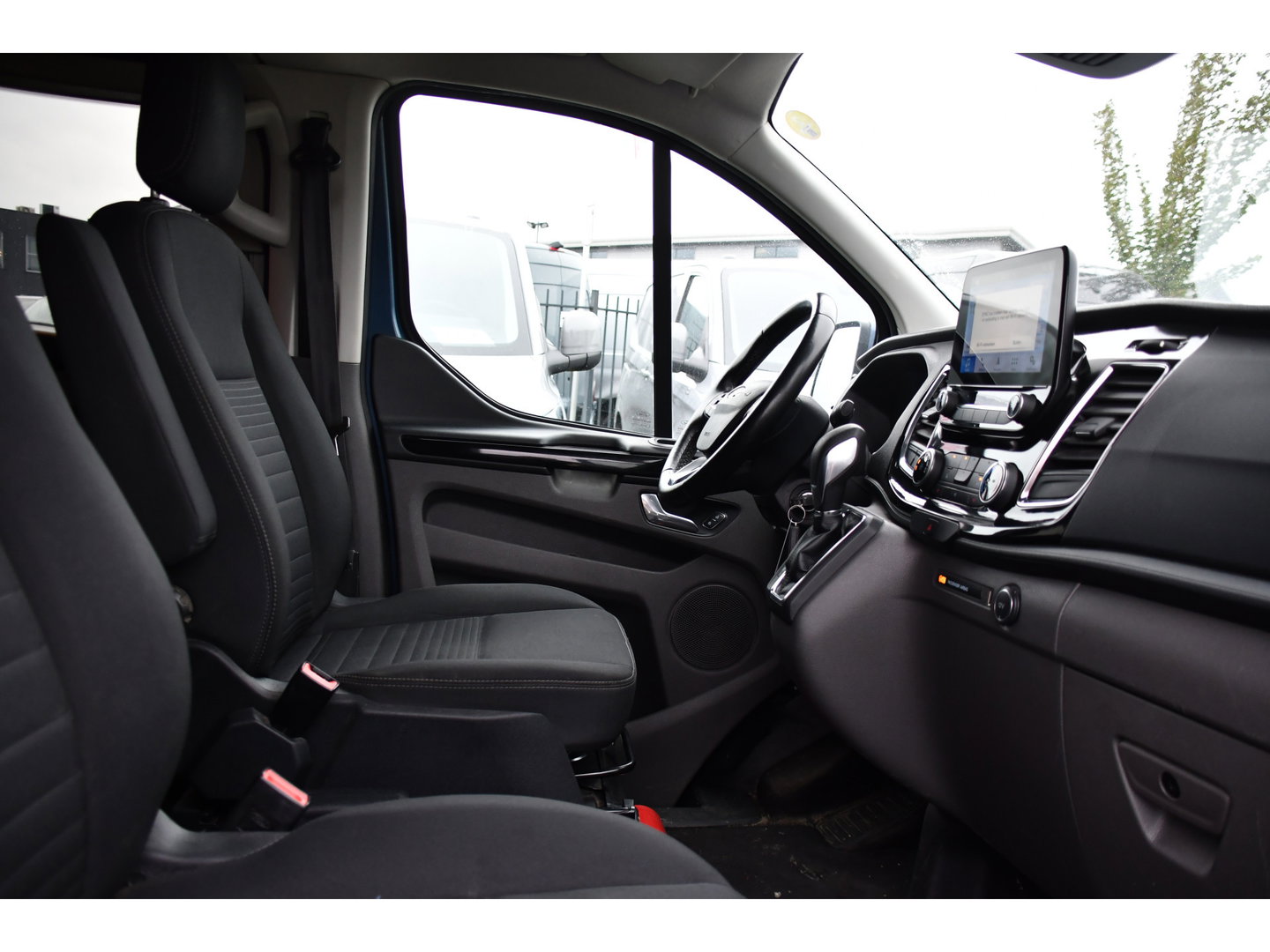 Ford Transit Custom 300 2.0 TDCI L2H1 Limited DC Adaptieve Cruise, Camera, Cruise, 2 x Schuifdeur, 130pk, Automaat, Trekhaak, Stoelverwarming, Sensoren, Uniek!